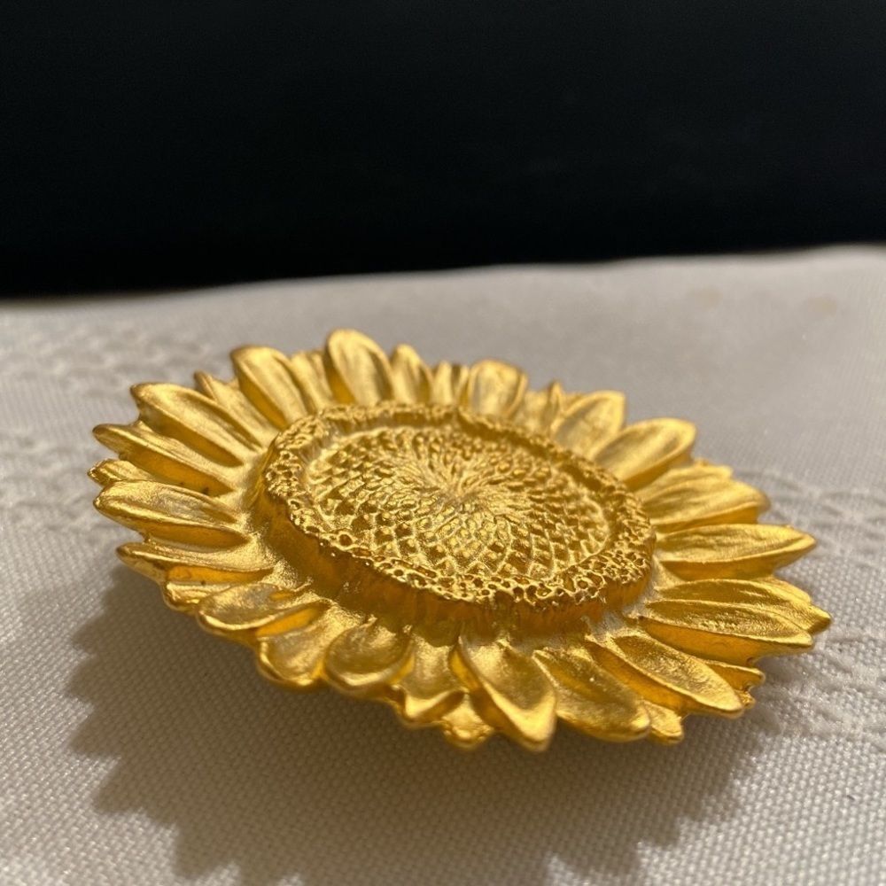 Vintage Brushed Gold Sunflower Brooch - Picture 8 of 8